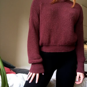Stickad tröja  - En stickad tröja i lila/röd färg. Har blivit lite ”noppig” men är fortfarande i väldigt bra skick. 