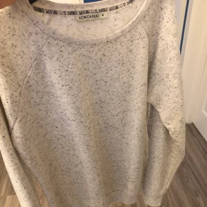 Tröja storlek M - En tröja i storlek M. Aldrig använd