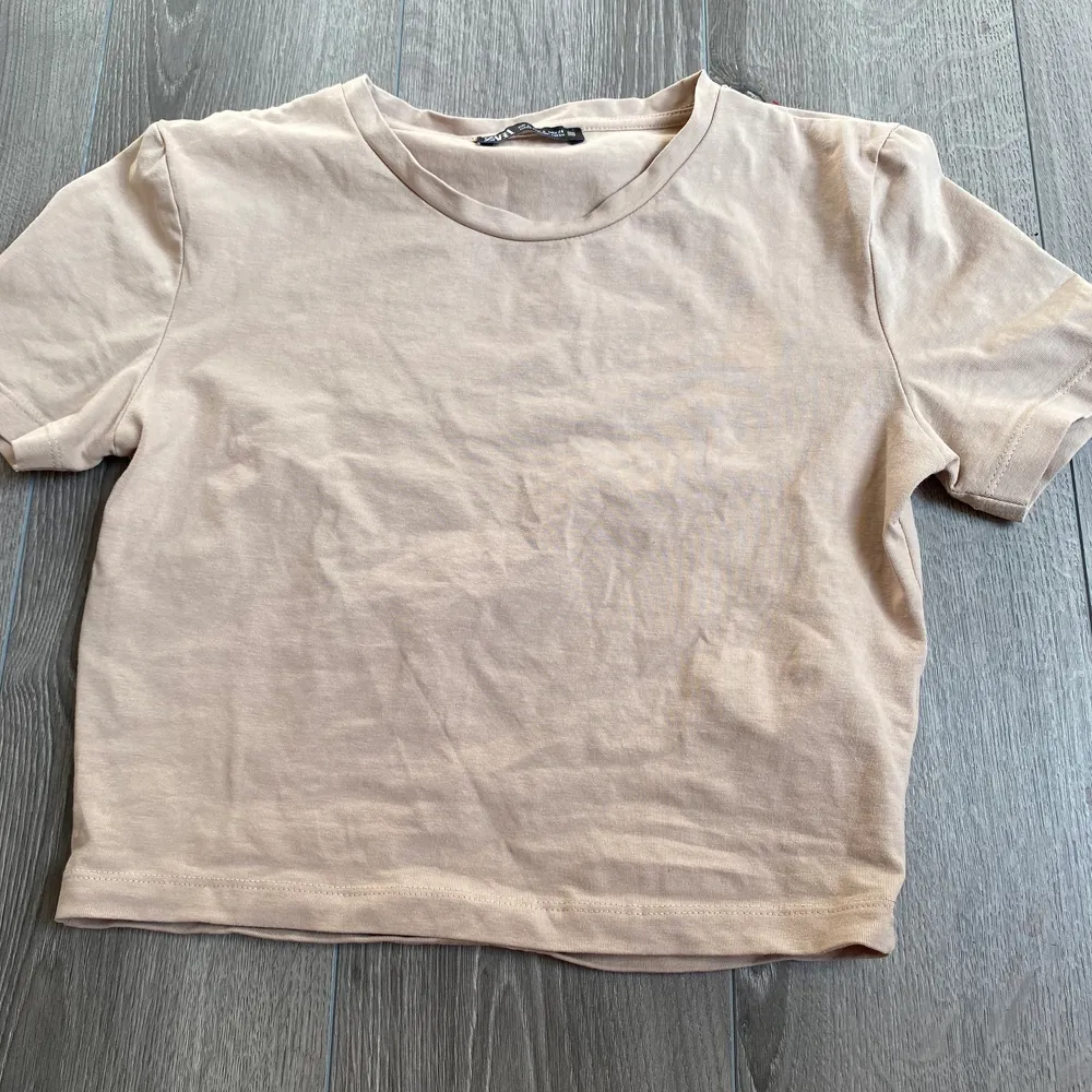 Säljer denna jättefina beige t-shirten för 50 kr+ frakt💓. T-shirts.