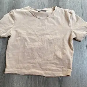 Säljer denna jättefina beige t-shirten för 50 kr+ frakt💓