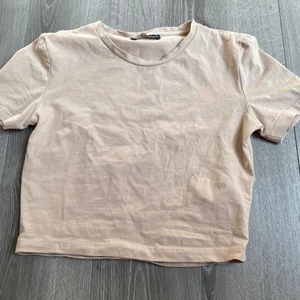 Beige topp - Säljer denna jättefina beige t-shirten för 50 kr+ frakt💓