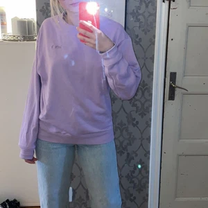 Oversized tröja - Storlek xxs men tycker den är en overrsized tröja. Jag är 160 cm och på bild 1 ser ni hur lång den är på mig. Så skulle säga att den passar xxs-M