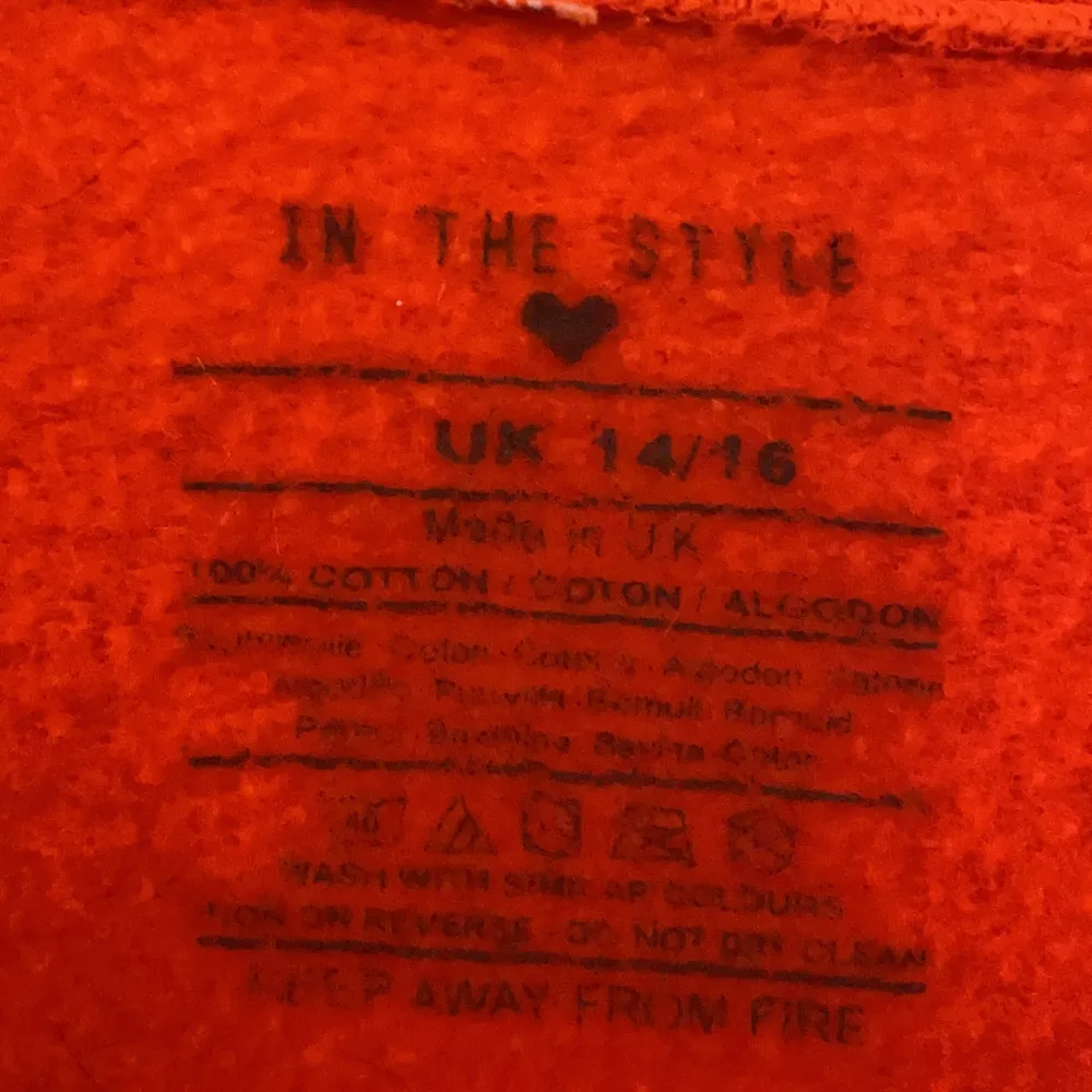 Orange sweatshirt från In the style. Jätte mjuk och bekväm men färgen passar inte mig. Det står ”highest in the room” i mitten av tröjan. Storlek 14/16 uk vilket motsvarar 44/L. Skicka meddelande för mer info såsom passform osv. . Hoodies.