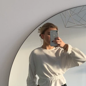 Vit blus - Snyggaste vita blusen som förgyller sommarlooken men även passar till vardags! Perfekt skick och köparen står för frakten