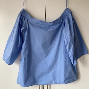 Off-shoulder blus från & Other Stories - Finaste off-shoulder blusen från stories söker nytt hem. Sparsamt använd! Frakt tillkommer.