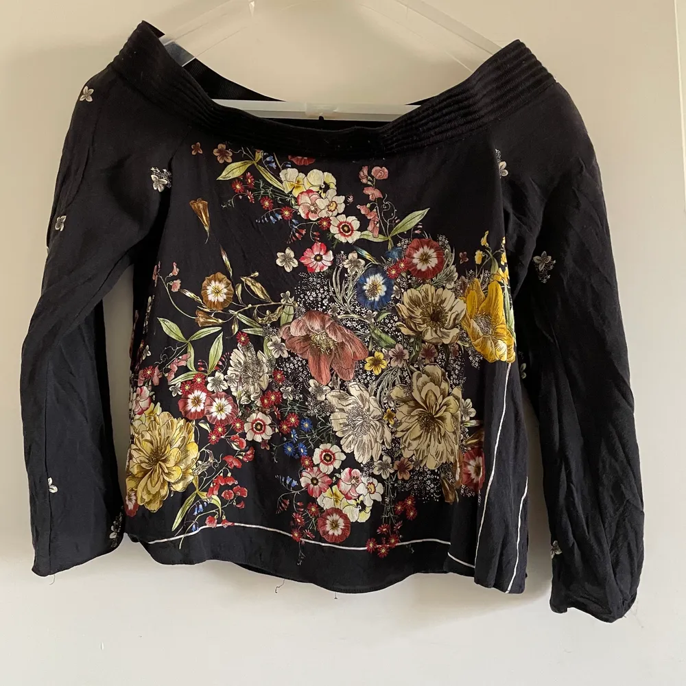 En fin off-shoulder tröja från Zara med blommigt tryck🤎 Köparen står för frakt. Blusar.