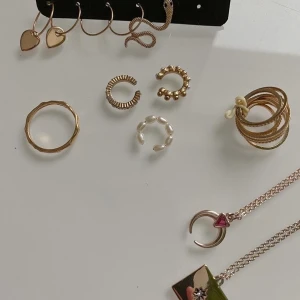 Diverse smycken - Massa smycken - pris står längst bak - frakt beror på hur mycket man köper. Minst 13kr