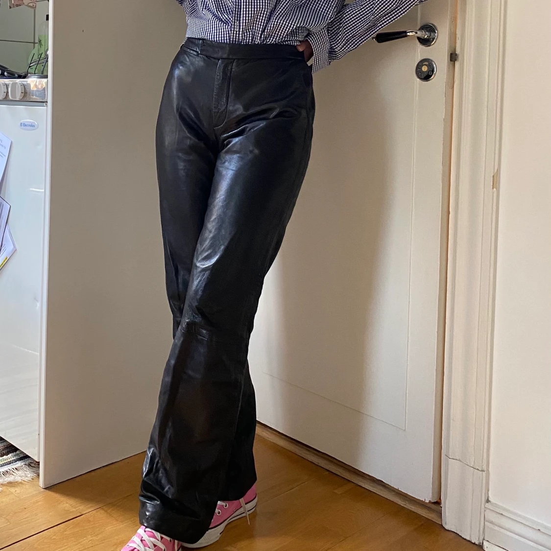 Rutig skjorta och skinnbyxor. - 90