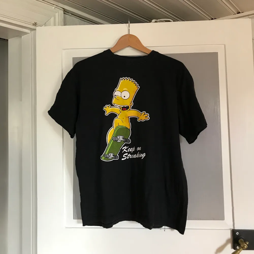 En cool svart t-shirt med Bart Simpson och texten ”keep om streaking” på framsidan i storlek S. Ytterst små sprickor i trycket. Köpt begagnad så vet ej hur mycket förra ägaren använt den men av mig, ca 5 gånger kanske. Säljer för 70kr + frakt.. T-shirts.