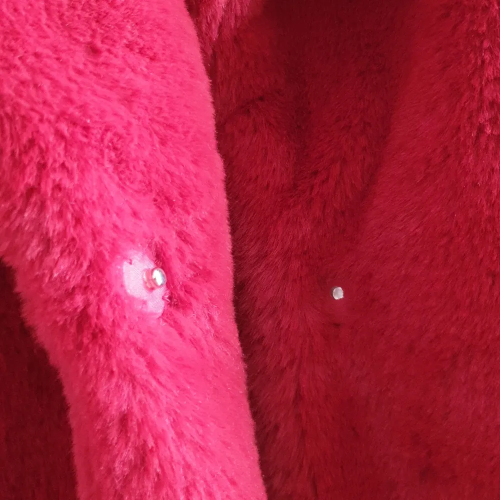 Lite längre röd pälsjack, använd 1 gång så i nyskick. Finns 2 st knappar på framsidan. Varm jacka i xs från hm pris 20 kr + frakt.. Jackor.
