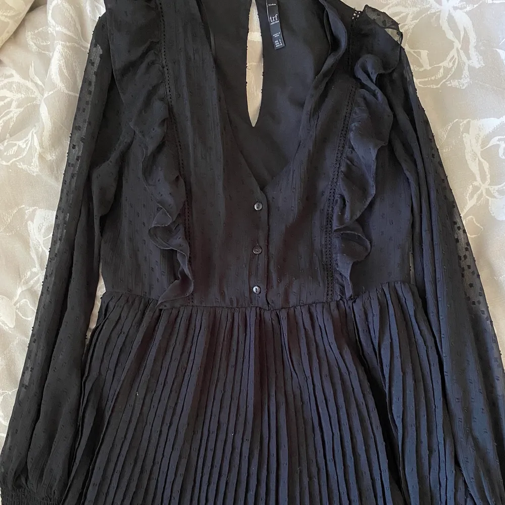 En svart Zara klänning🦋 Säljer den då den är för liten på mig. Klänningar.