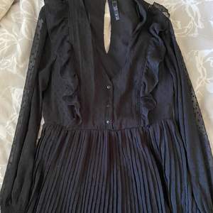 En svart Zara klänning🦋 Säljer den då den är för liten på mig
