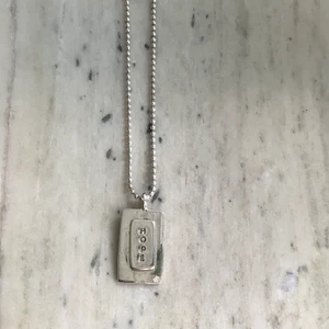 Efva Attling halsband  - Halsband HOPE från Efva Attling i silver. Kedja ca 45 cm. I fint skick! Nypris ca 1600kr. Skickas spårbart el hämtas.