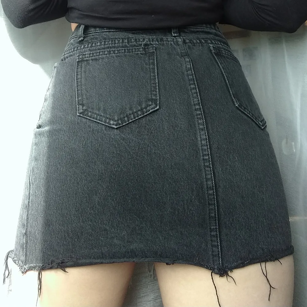 Skitcool punkig kjol köpt utomlands. Den ser väldigt kort ut på mig då jag dels på bilderna har den high-waist och att jag har långa ben! (Jag är ca 173 cm)!. Kjolar.