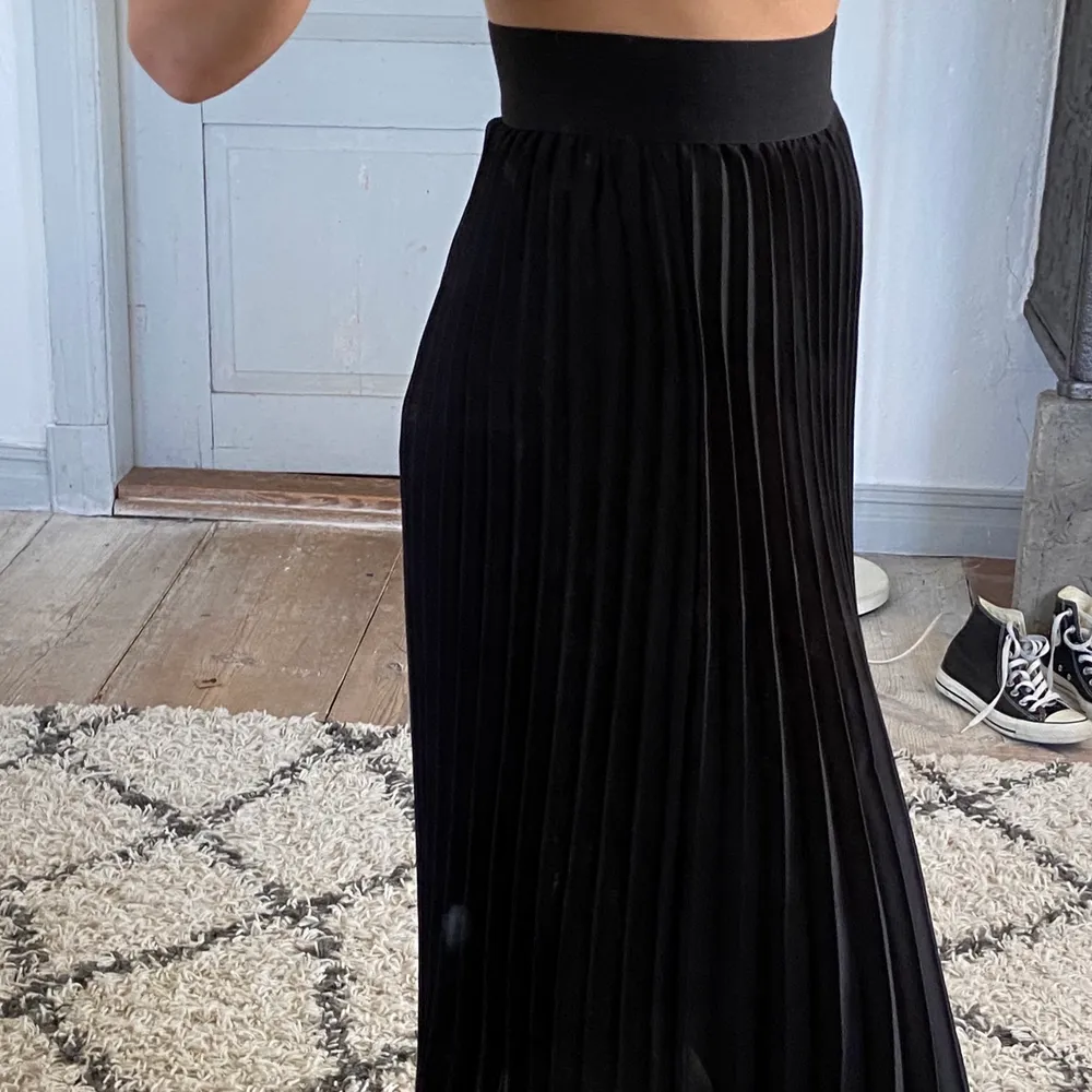 svart plisserad kjol från Lindex strl xs med resår i midjan. Använd ett fåtal gånger . Kjolar.