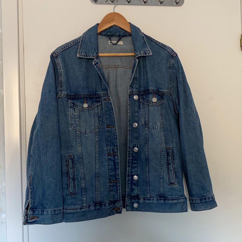Oversized jeansjacka från Gina tricot. . Jackor.