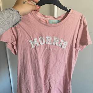 Morris  T-shirt i stl XS baby rosa passar nog S med. 