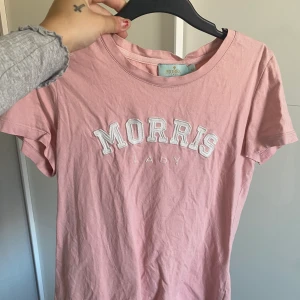 Morris  - Morris  T-shirt i stl XS baby rosa passar nog S med. 