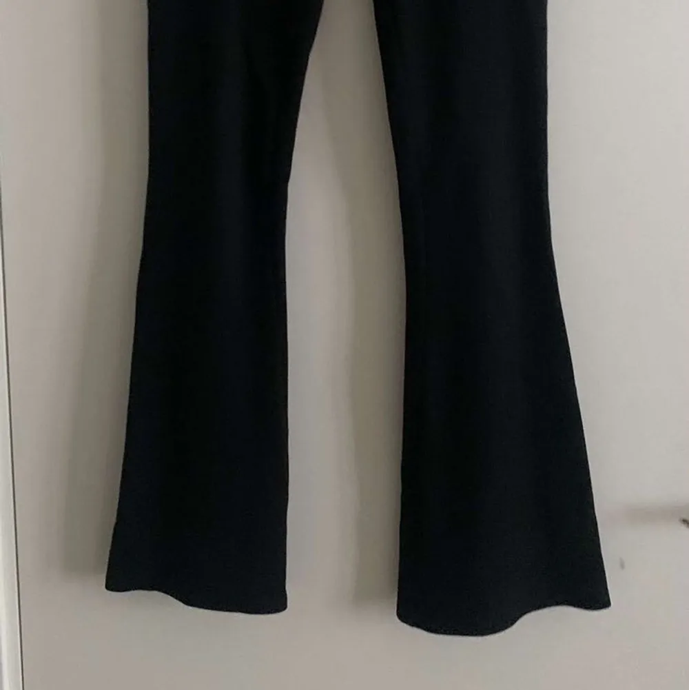 Ett par svarta utsvängda byxor i storlek XS Köpt från GinaTricot - ordinarie priset 249kr, men säljer för 100kr. Jeans & Byxor.