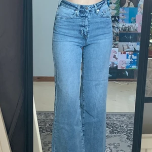 Jeans  - Säljer ett par blå jeans från hm i storlek 34 då dom inte kommer till användning! 150+ frakt 66kr ❤️❤️  använda endast några gånger så i som nytt skick. (Wide high waist ankle lenght) dm för fler bilder 