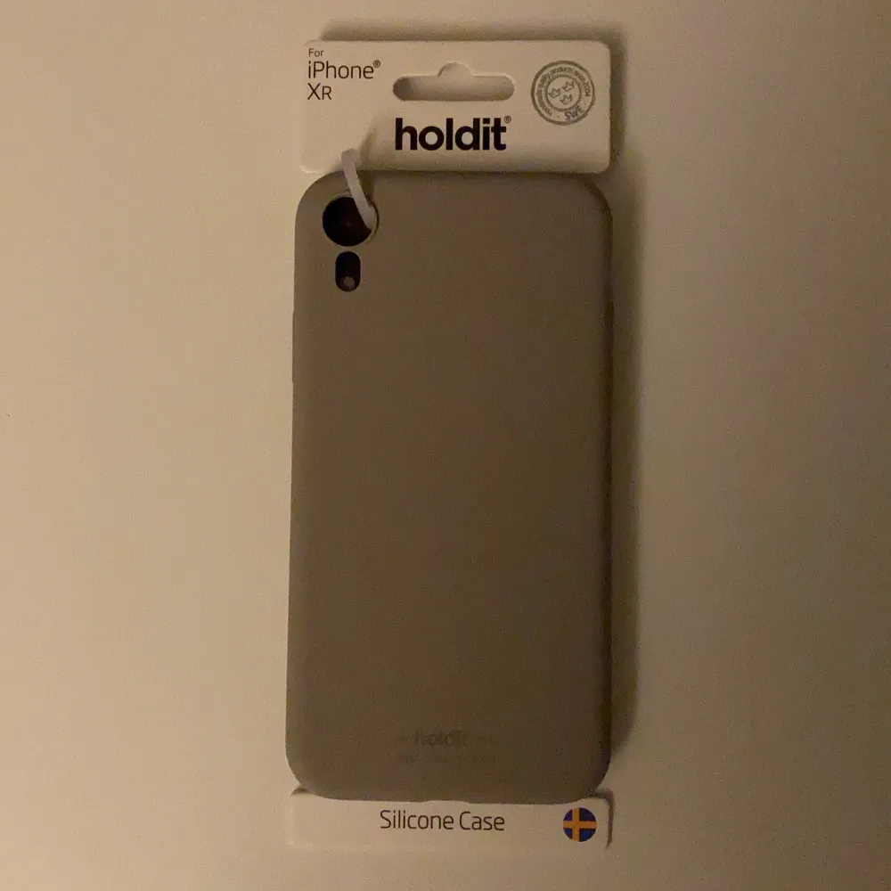 Säljer ett supersnyggt HoldIt skal då jag tyvärr råkade köpa för fel mobil! Helt oanvändt. Passar iPhone Xr och är i en grå/beige färg som inte riktigt framgår på bilderna. Köptes för 150 men säljer för 100kr 🤍🖤🤍🖤🤍 köparen står för frakten!. Övrigt.