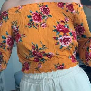 TOPP - en gullig topp från hm köpt för 200kr. strl XS  men passar som S. skönt material och luftig.☺️