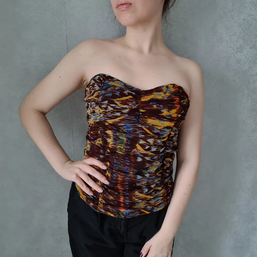 Brown, pattern tube top. Slip-on, stretchy at the back. Mesh/polyester fabric. Does not fall down. Sweetheart ish neckline. Only used once!. Toppar.