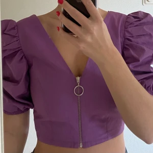 Topp - Så fin oanvänd topp, med puffärm och dragkedja.