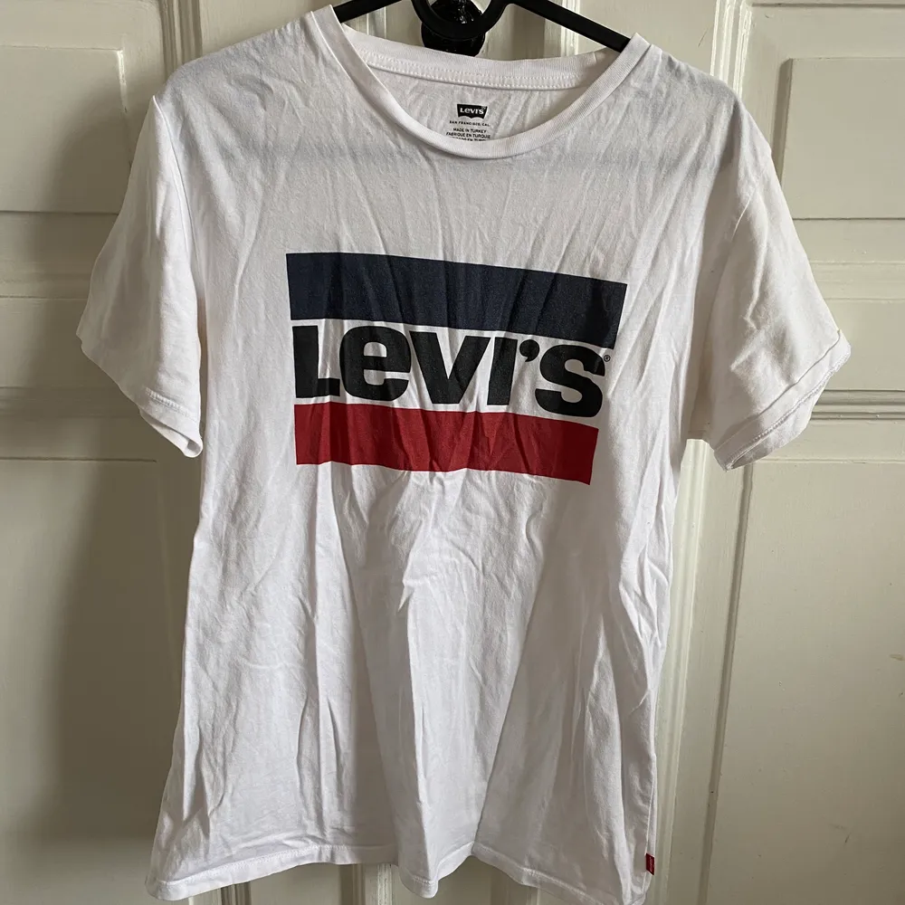 Levi’s t-shirt. Knappt använd, endast 1-2 ggr. Strl S. . T-shirts.