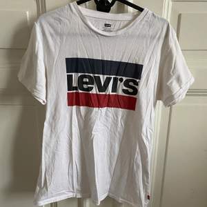 Levi’s t-shirt. Knappt använd, endast 1-2 ggr. Strl S. 