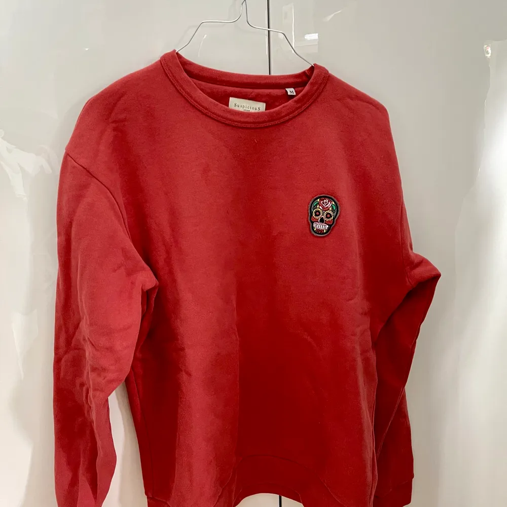 Röd Sweatshirt från Suspicious Antwerp i storlek M🍒❤️🍎🍓 Nypris är ca 1000kr och skicket är bra 🚨  Betalning sker via Swish. 🌈. Tröjor & Koftor.
