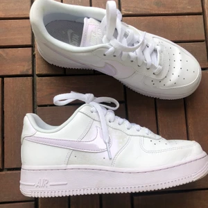 Jättefina AF1💗 - Köptes förra sommaren men var tyvärr lite förstora. De har ett litet märke på insidan, annars helt i nyskick då de bara använts en gång! PRIS KAN DISKUTERAS💗