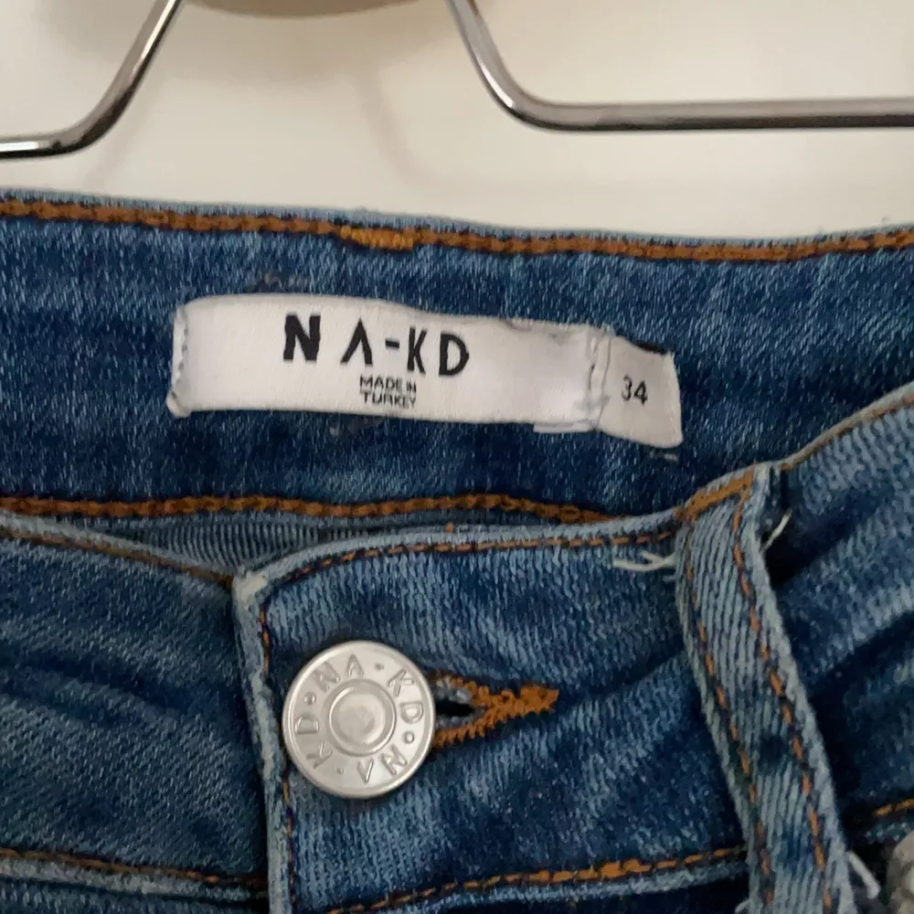 jeans nakd nästan aldrig använda man får sjukt bra röv i dom den blir peachy sitter jättefint passar om man är runt 160, ej avklippta detaljen är så . Jeans & Byxor.