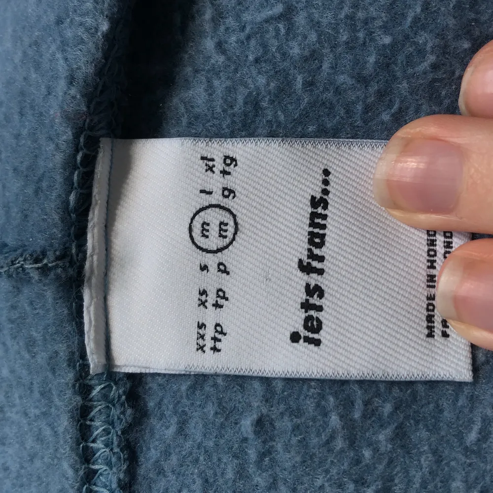 Säljer denna blåa zipup hoodien jag köpte på urban outfitters i höstas. Har använt ca 3 gånger men den är helt i nyskick. Nypriset är 600 kr, om flera är intresserade blir det budgivning, skriv om du är intresserad eller har några frågor❤️ OBS: köparen står för frakten🥰. Tröjor & Koftor.