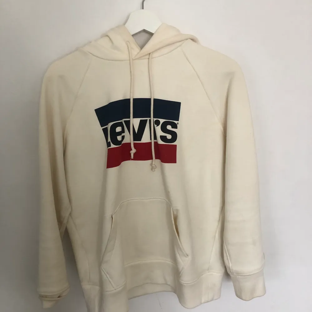 Endas använd fåtal gånger därför synd att slänga. Mycket bra skick med ett nypris på 679 kr.. Hoodies.