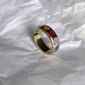 Hjärt ring  - ALLA FINNS KVAR TILLS ANONSEN ÄR BORTAGEN)     Fina ringar med färglagda hjärtan, finns i GULD och SILVER!! Ringarna är justerbara och passar därför alla. Gjorda i rostfritt stål! Skickar samma dag som du beställer! Pris: 119kr styck 💚💛🧡❤️💖💜 