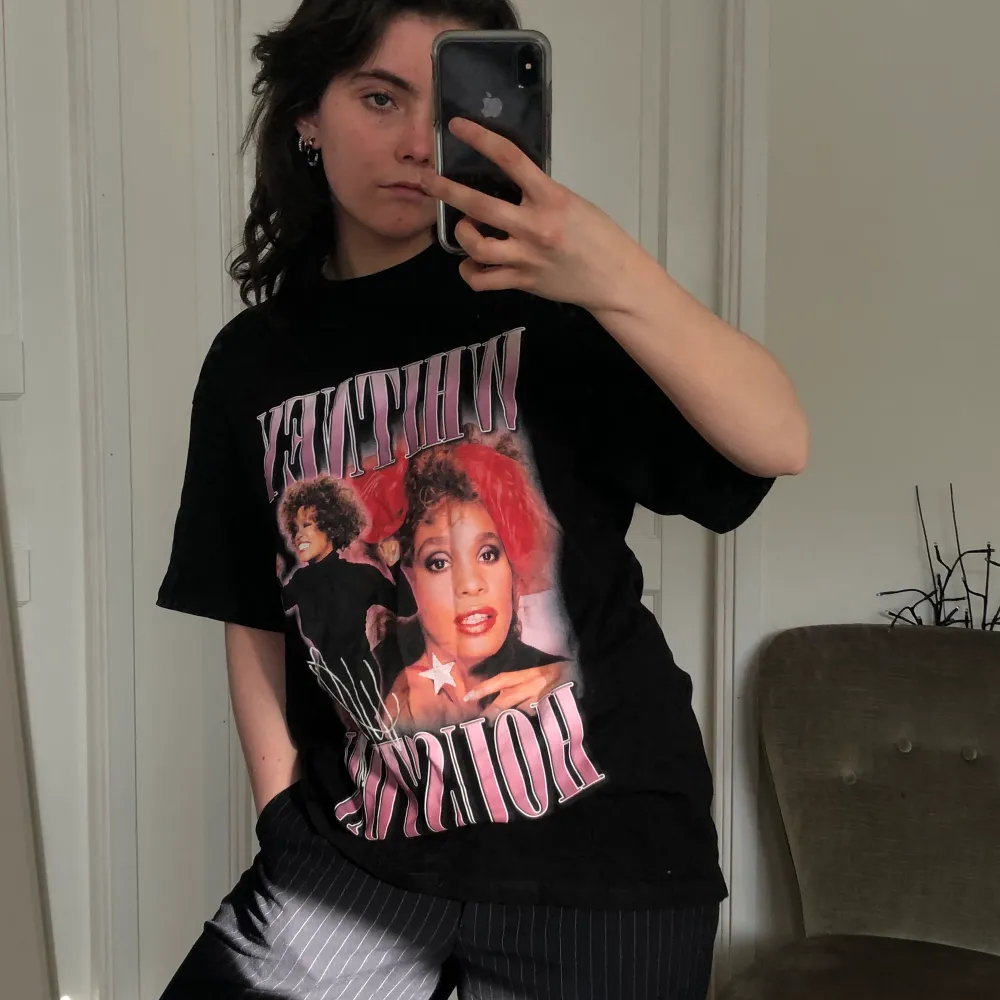 Oversized T-shirt med vintage feels✨ Whitney Houston❤️. T-shirts.