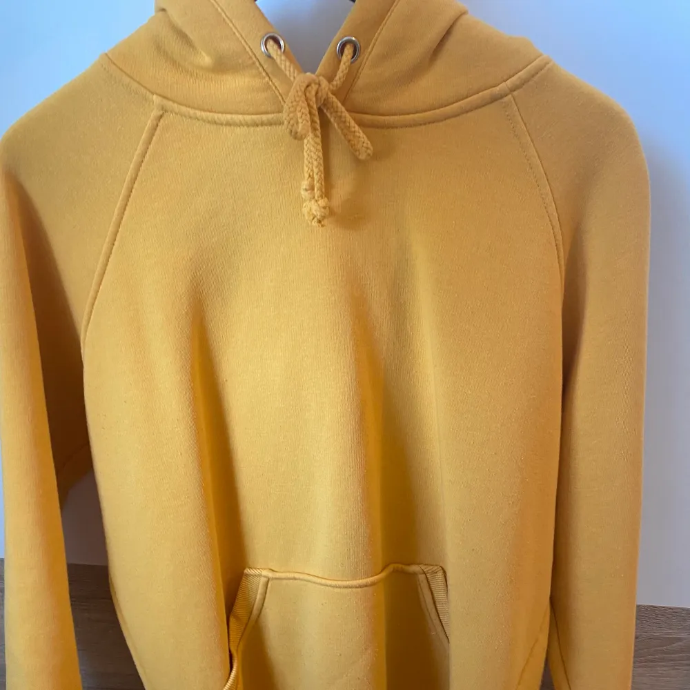 Säljer en gul hoodie från ginatricot i stl xs (sitter som en S) som ej kommer till användning längre. Frakt tillkommer! 😊. Hoodies.