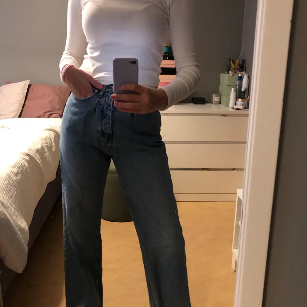 Säljer mina breda/raka jeans från Zara i storlek 34 men skulle säga att de passar är 36 också! Köparen står för frakten💕⭐️. Jeans & Byxor.