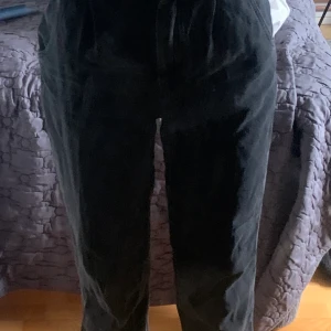 Svarta momjeans - Byxorna är i mycket fint skick och bara använda 1 gång, då jag beställt i fel storlek. 