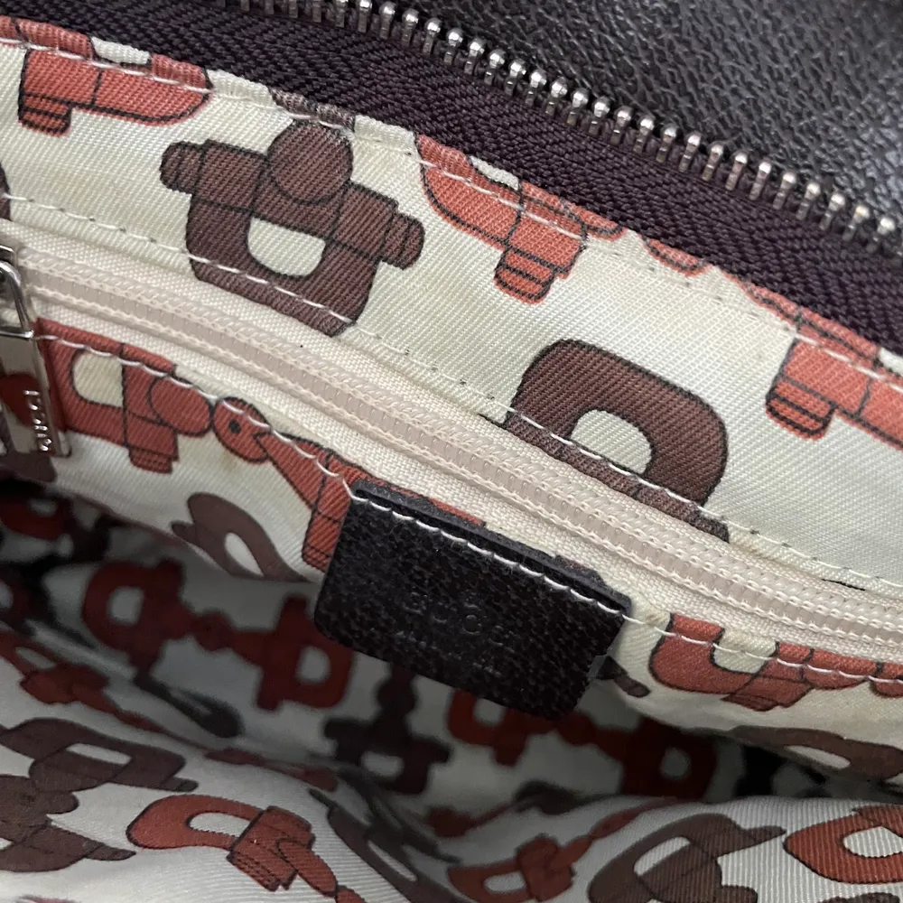 En liten Gucci handväska köpt secondhand, lite sliten vid handtaget sedan innan. Annars i bra skick använd få gånger. (ej äkta). Väskor.
