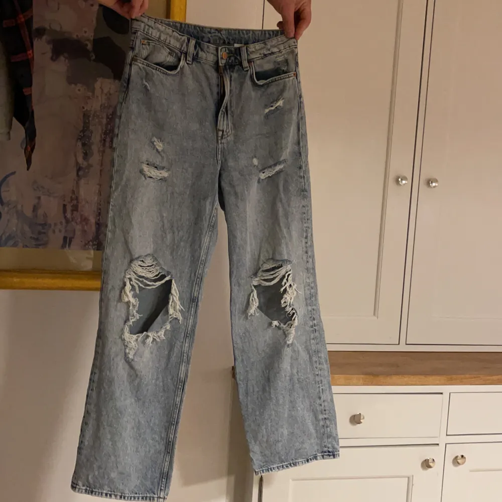  jeans ifrån hm säljes för 100+66 för frakten, passar runt 160-170. Storlek 40 men passar en 38 då dom är små i storleken. Jeans & Byxor.