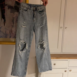 Jeans -  jeans ifrån hm säljes för 100+66 för frakten, passar runt 160-170. Storlek 40 men passar en 38 då dom är små i storleken