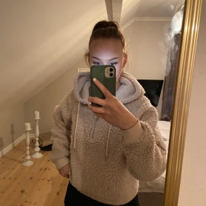 Bikbok hoddie strl S  - Mysig fluffig hoddie från bikbok strl S. Aldrig använd. Säljer just för att jag aldrig använder den. Ganska tunn tröja ändå så passar bra på våren. 