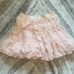 Rosa kjol  - Jag ÄLSKAR DENNA men tyvärr är den lite stor, men den är så drömmig! 