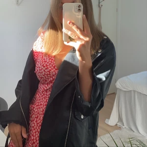 Skinnjacka - Skinnjacka från By Anastasia i storlek S (Obs sista bilden är lånad bild) Säljer pga att den är för kort på mig som är 1,77😁