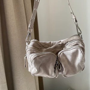 Väska från Gina - Rymlig beige väska med flera fack