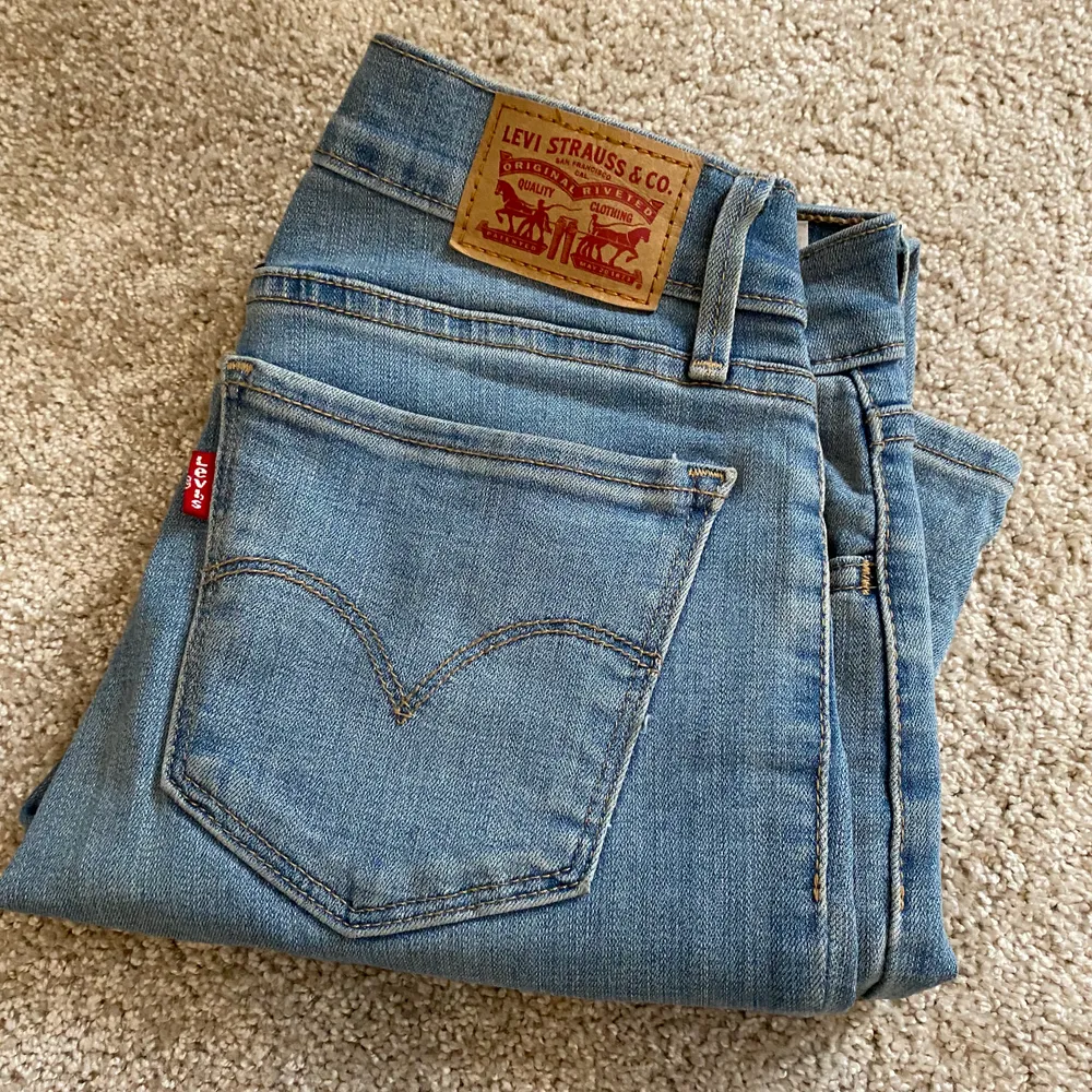 Levis jeans super skinny W 25 L 30. Inköpta för (ca 1200?). Köparen står för frakten . Jeans & Byxor.