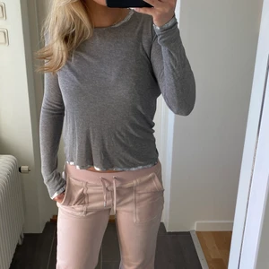 Långärmad Zadig tröja - Grå långärmad Zadig & Voltaire tröja med silverdetaljer, jätte skönt material. Aldrig kommit till användning!