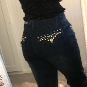 Jeans med coola bakfickor  - Jag tycker de här jeansen är superduper fina! Köpa på secondhand 💕 Bakfickorna och även framfickorna är super heta. 🧜🏿‍♀️ du som kund står för frakten 🧜🏿‍♀️ 